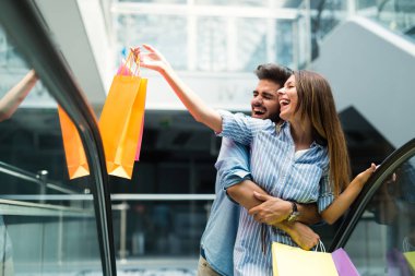 Mutlu ve çekici bir çift alışverişin tadını çıkarır.