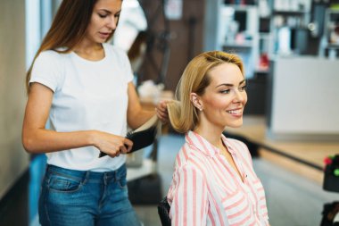 Saç kesimi almak güzel genç kadın portresi