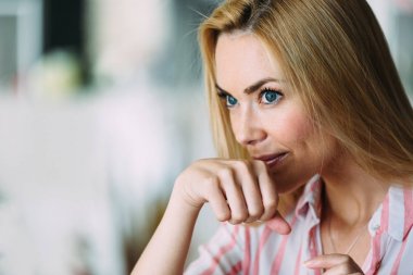 Neşeli genç güzel sarışın kadın portresi