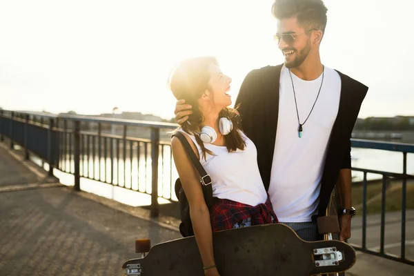 Image de jeune couple attrayant portant des planches à roulettes — Photo
