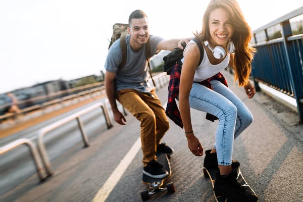젊은 매력적인 커플 스케이트 보드를 타고 재미 — 스톡 사진