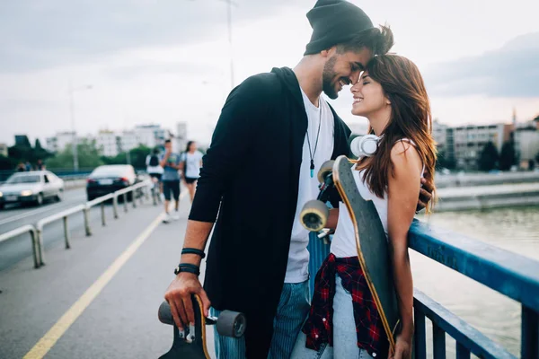 Imagem de jovem casal atraente transportando skates — Fotografia de Stock