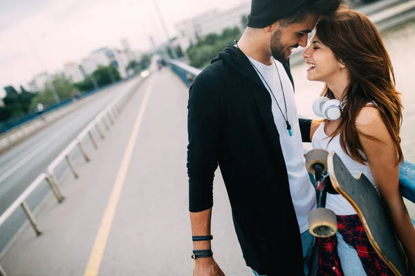 Immagine di giovane coppia attraente che trasporta skateboard — Foto Stock