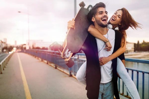 图片的吸引力对年轻夫妇携带滑板 — 图库照片
