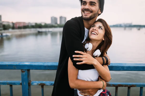 Portrét atraktivní milující pár na mostě — Stock fotografie
