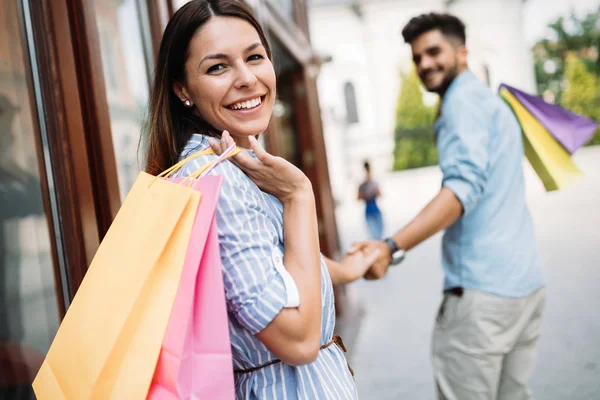 Mutlu ve çekici bir çift alışverişin tadını çıkarır.