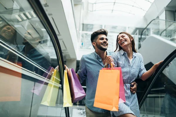 Feliz casal amoroso atraente desfrutar de compras juntos — Fotografia de Stock