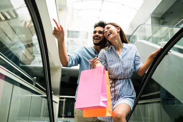 Gelukkig aantrekkelijk liefdevol paar genieten samen winkelen — Stockfoto