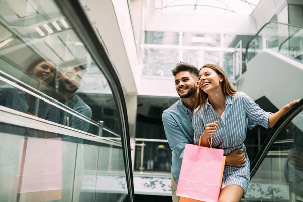 Feliz pareja amorosa atractiva disfrutar de compras juntos — Foto de Stock