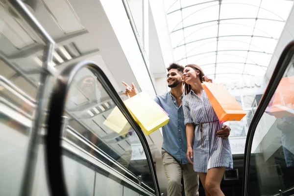 Mutlu ve çekici bir çift alışverişin tadını çıkarır.