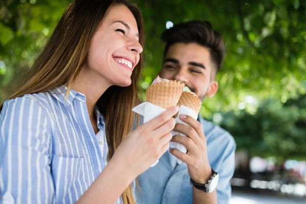 Happy couple having date and eating ice cream — Stock Photo, Image