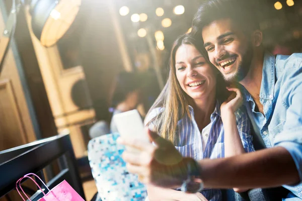 Jong aantrekkelijk paar op date in coffeeshop — Stockfoto