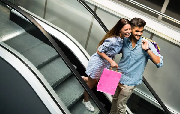 Gelukkig aantrekkelijk liefdevol paar genieten samen winkelen — Stockfoto