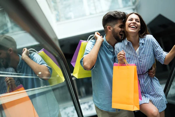 Feliz casal amoroso atraente desfrutar de compras juntos — Fotografia de Stock