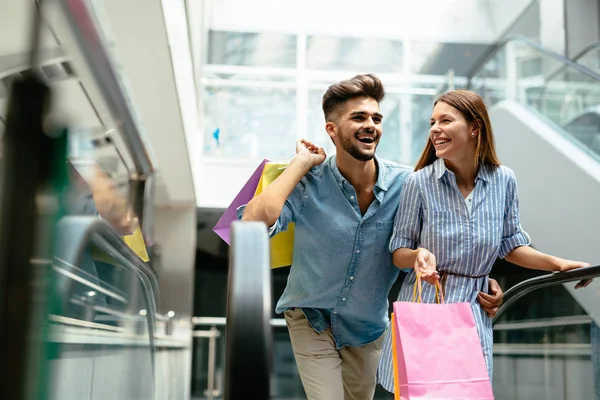 Mutlu ve çekici bir çift alışverişin tadını çıkarır.