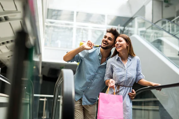 Feliz pareja amorosa atractiva disfrutar de compras juntos — Foto de Stock
