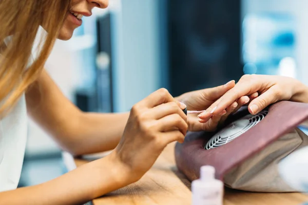 Retrato de mujer haciendo esmalte de uñas en salón de belleza —  Fotos de Stock