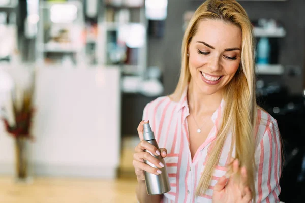 Retrato de alegre joven hermosa mujer rubia — Foto de Stock