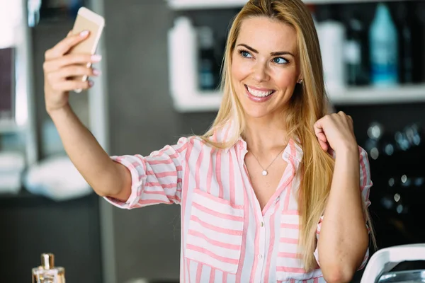 Retrato de alegre joven hermosa mujer rubia —  Fotos de Stock