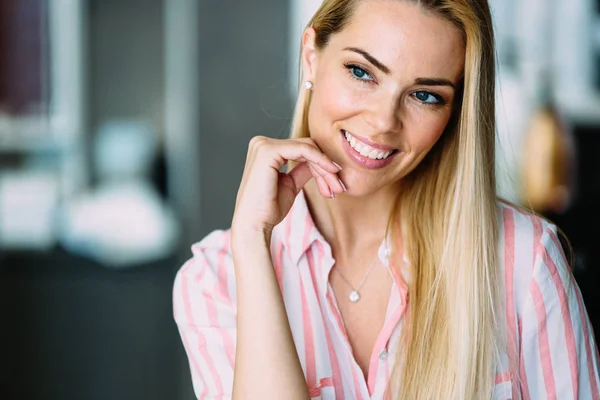 Portret van vrolijke jonge mooie blonde vrouw — Stockfoto