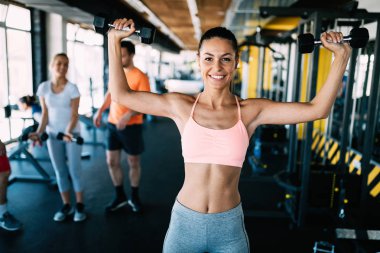 Genç çekici kadın spor salonunda egzersizleri yapıyor