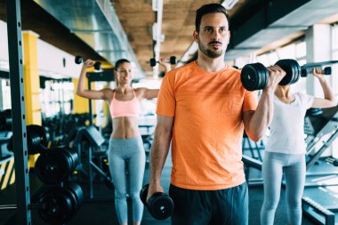 Spor salonunda egzersiz yapan genç çekici erkek