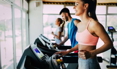 Koşu bandı makinede egzersiz arkadaş grubu