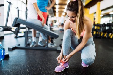Spor salonunda güzel genç kadın portresi