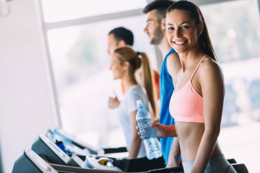 Koşu bandı makinede egzersiz arkadaş grubu