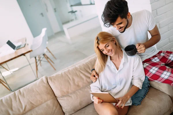 Unga attraktiva par tillbringa tid tillsammans hemma — Stockfoto