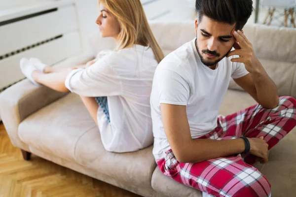 Casal infeliz tendo crise e dificuldades no relacionamento — Fotografia de Stock