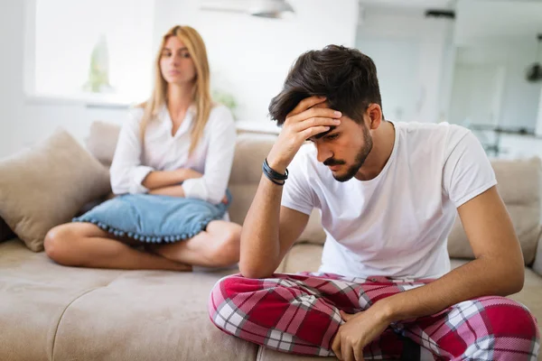 Casal infeliz tendo crise e dificuldades no relacionamento — Fotografia de Stock