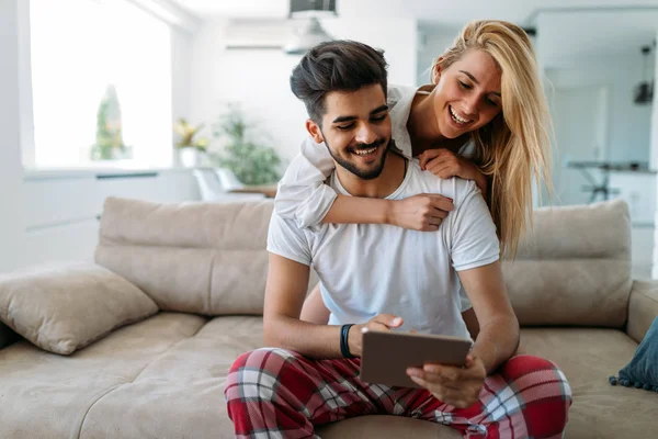 Unga attraktiva par tillbringa tid tillsammans hemma — Stockfoto