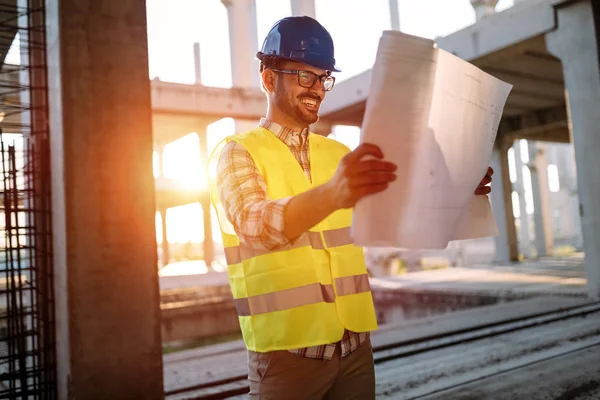 Imagen del ingeniero de obra mirando el plano — Foto de Stock