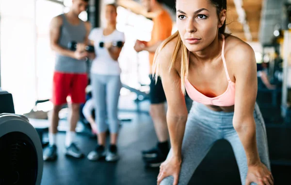 Närbild bild av attraktiva vältränad kvinna i gymmet — Stockfoto