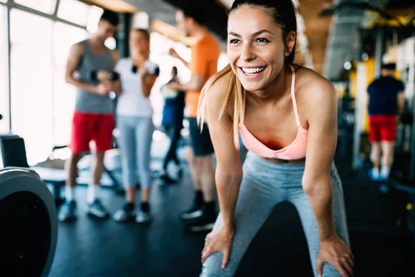 Imagen de cerca de la atractiva mujer en forma en el gimnasio —  Fotos de Stock