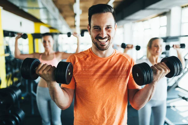 Grupo de amigos haciendo ejercicio juntos en el gimnasio — Foto de Stock