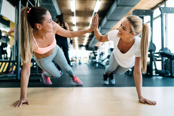 Due attraenti ragazze di fitness che fanno flessioni — Foto Stock