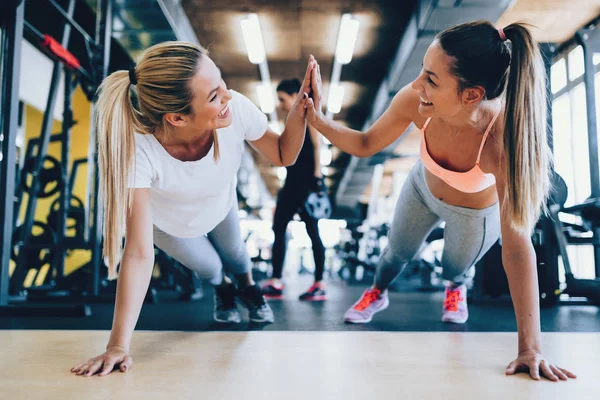 Dos chicas de fitness atractivas haciendo flexiones —  Fotos de Stock