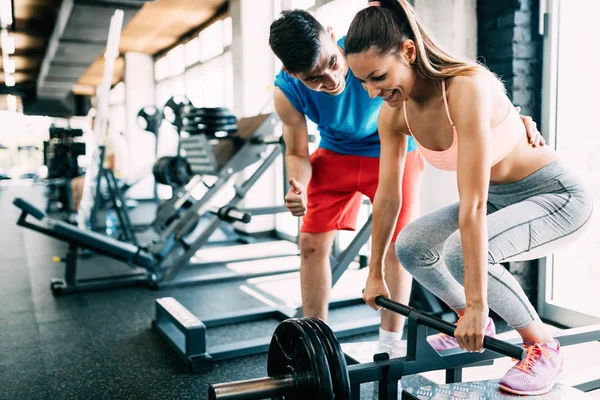 Atractiva mujer haciendo ejercicios para volver al gimnasio — Foto de Stock