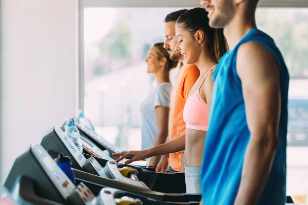 Grupo de amigos haciendo ejercicio en la máquina de cinta de correr —  Fotos de Stock