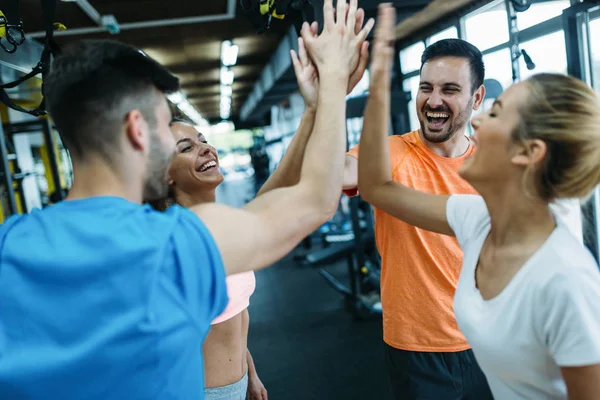 Bild des gut gelaunten Fitnessteams in der Turnhalle — Stockfoto