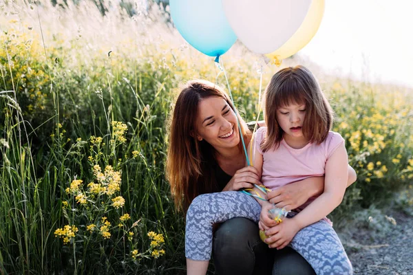 Image de la mère et de l'enfant ayant des besoins spéciaux — Photo