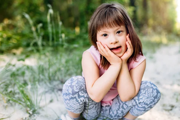 Retrato de niña con síndrome de Down — Foto de Stock