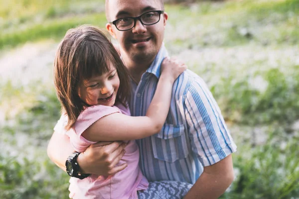 Obrázek dívka a muž s Downovým syndromem — Stock fotografie
