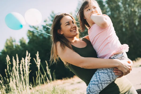 Foto van moeder en kind met speciale behoeften — Stockfoto