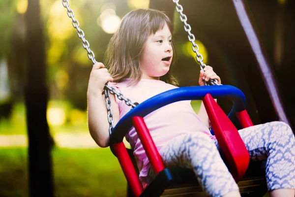 Retrato de niña con síndrome de Down — Foto de Stock