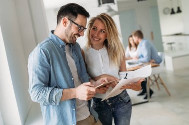 Mimarlar ve proje üzerinde işbirliği ve çalışma tasarımcılar grubu