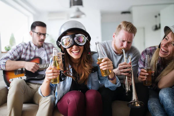 Alegre grupo feliz de amigos se divertindo — Fotografia de Stock