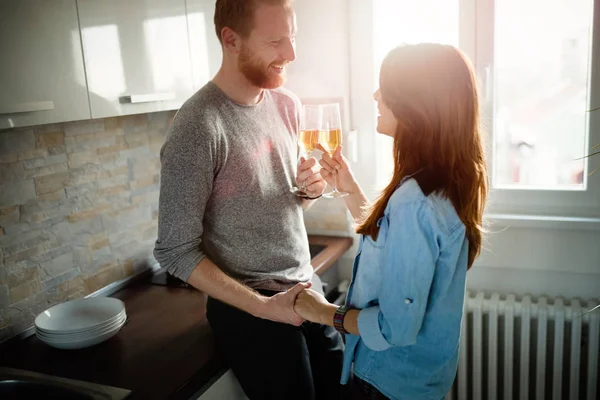 Pareja romántica en el amor pasar tiempo juntos en la cocina — Foto de Stock